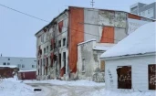 Имущественный комплекс, состоящий из цеха по произ-ву облицовочных щитов (1434,4квм), здания пилорамы (139,7 кв.м), здания лесосушилки (342,7квм), электронасосная станция + право аренды  ЗУ пл. 2608,0 кв.м. по адресу: г. Магадан, ул. Пролетарская, д.43